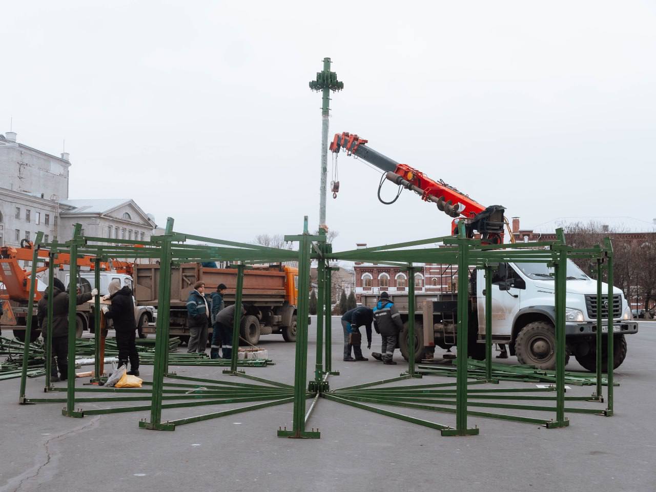 Новогоднюю ёлку начали устанавливать в Саратове на Театральной площади